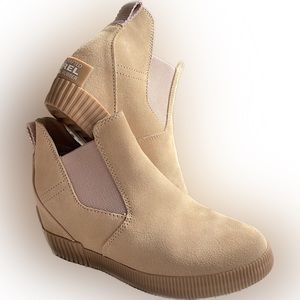 Like new. No blemishes that I’m aware of. Water proof. Made to last!